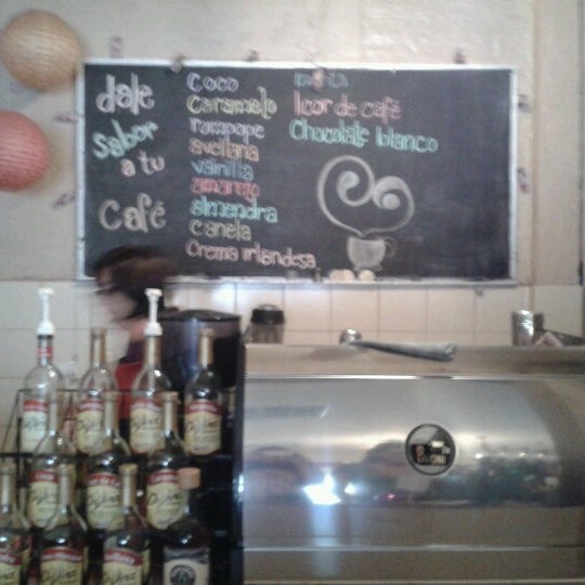 11/14/2012 tarihinde Natalia T.ziyaretçi tarafından Café Canela'de çekilen fotoğraf
