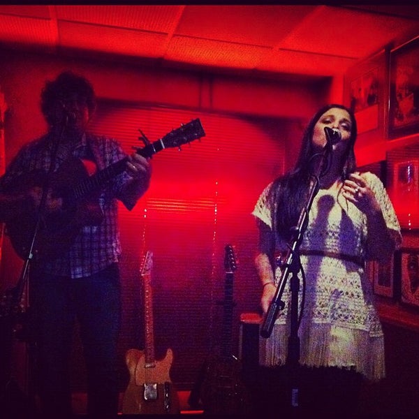 Das Foto wurde bei Franco&#39;s Lounge Restaurant &amp; Music Club von Valerie R. am 11/23/2012 aufgenommen