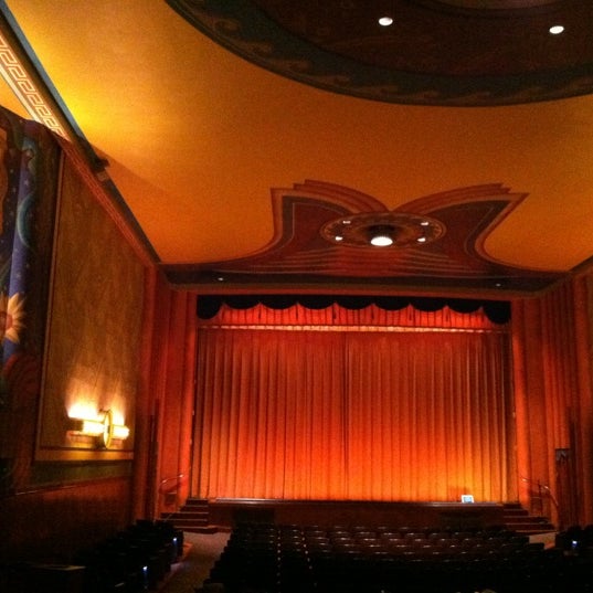 Foto tirada no(a) Campus Theatre por Valerie R. em 12/12/2012
