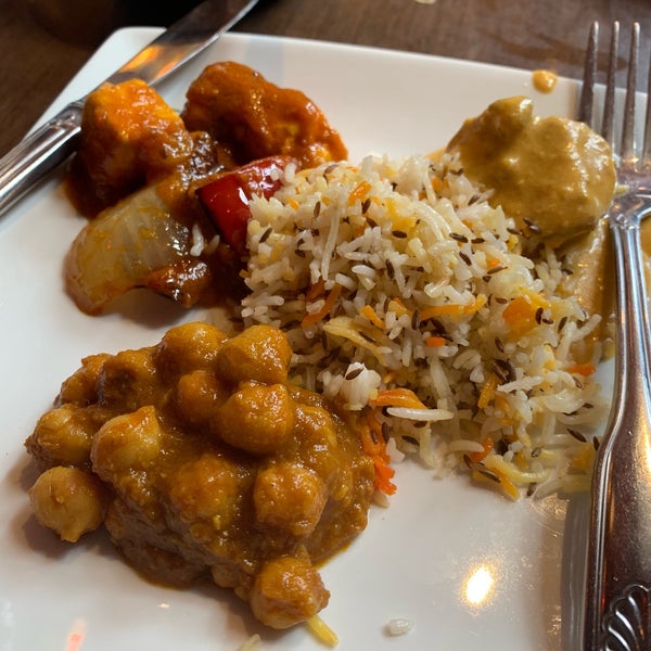 Foto scattata a Ruchi Indian Cuisine da AWoww il 5/23/2019