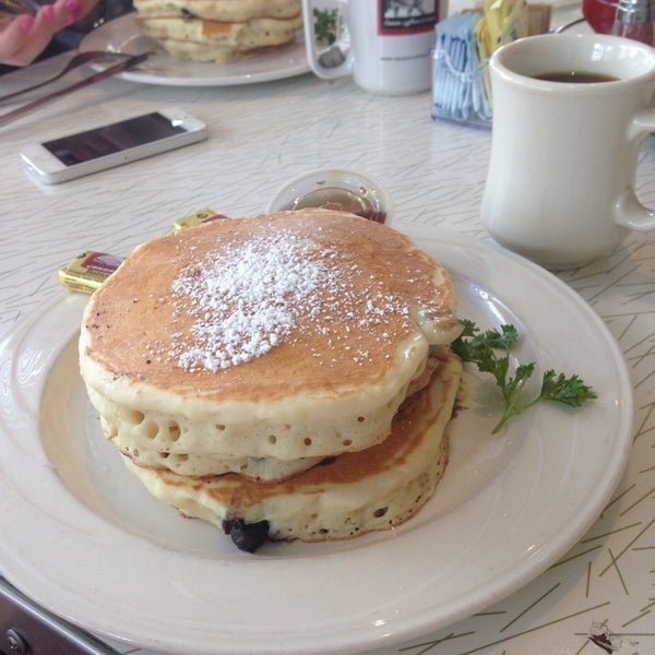 Photo prise au Custom Burger par Katya D. le3/17/2014