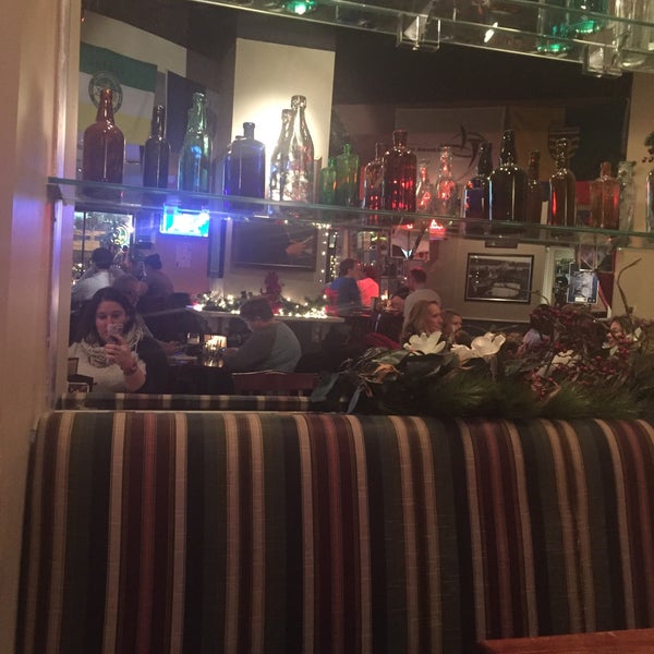 Foto diambil di James Hoban&#39;s Irish Restaurant &amp; Bar oleh Louise W. pada 12/13/2016
