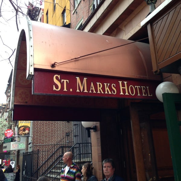 Foto tirada no(a) St. Mark&#39;s Ale House por Mark L. em 4/16/2013