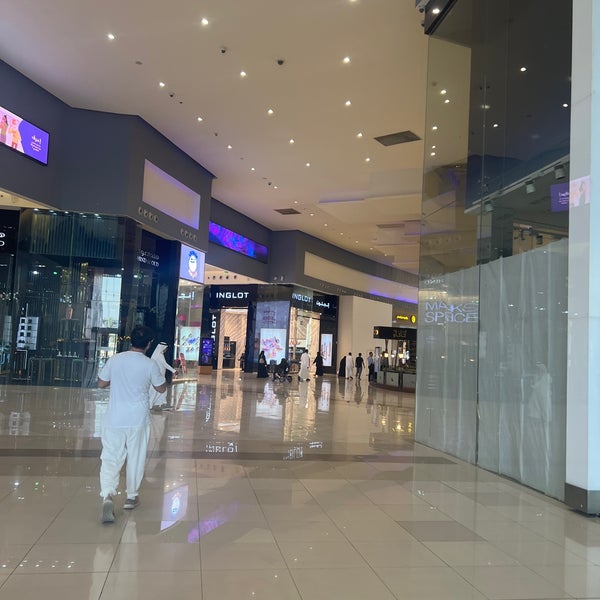 รูปภาพถ่ายที่ Al Nakheel Mall โดย B เมื่อ 5/7/2024