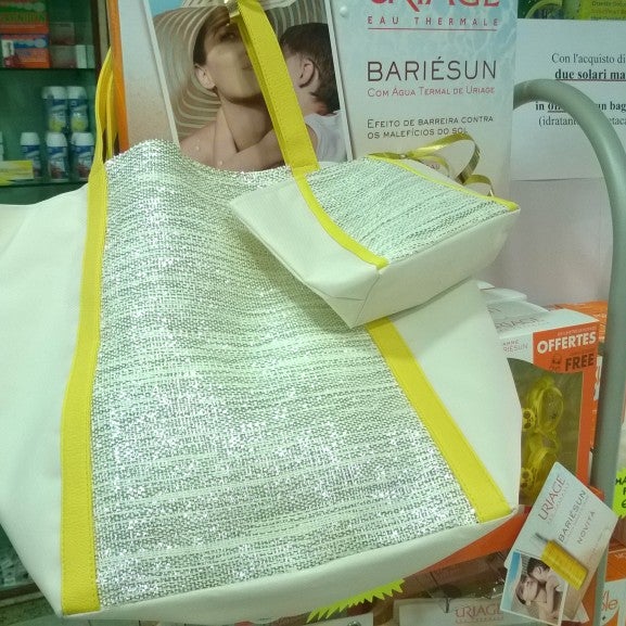 Offerta Uriage estate 2015! Nella nostra farmacia, acquistando 2 solari Uriage potrai ricevere una borsa mare o una pochette in omaggio! Affrettati!