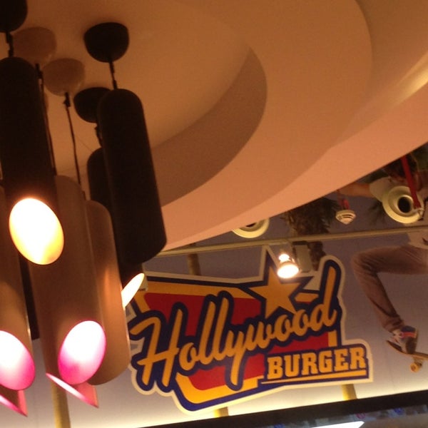 2/8/2013にItsMβŚ ♚.がHollywood Burger هوليوود برجرで撮った写真
