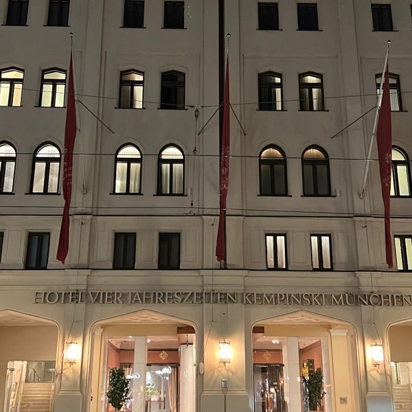 Photo taken at Hotel Vier Jahreszeiten Kempinski by MNK🇶🇦 on 7/21/2022
