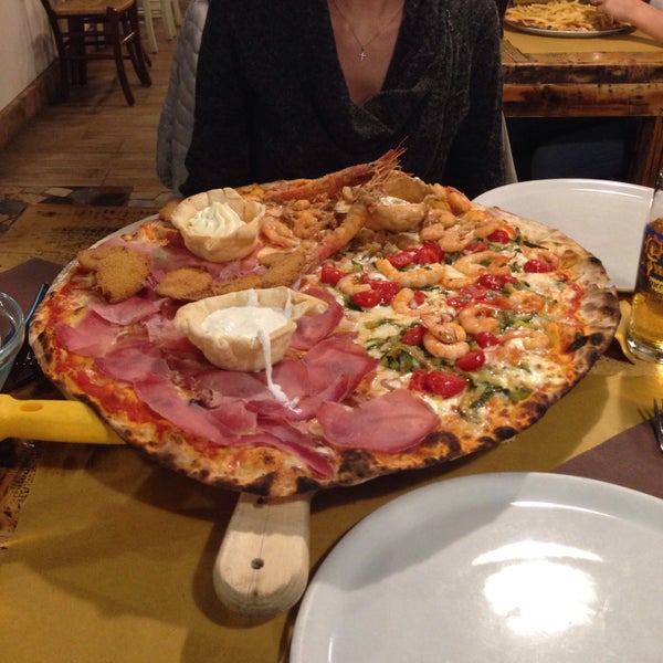 Photo taken at Pizzeria La Pace by Alvaro C. on 10/21/2016