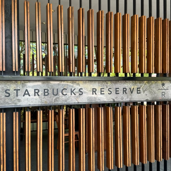 รูปภาพถ่ายที่ Starbucks Reserve โดย Noufi♍️ เมื่อ 1/2/2024