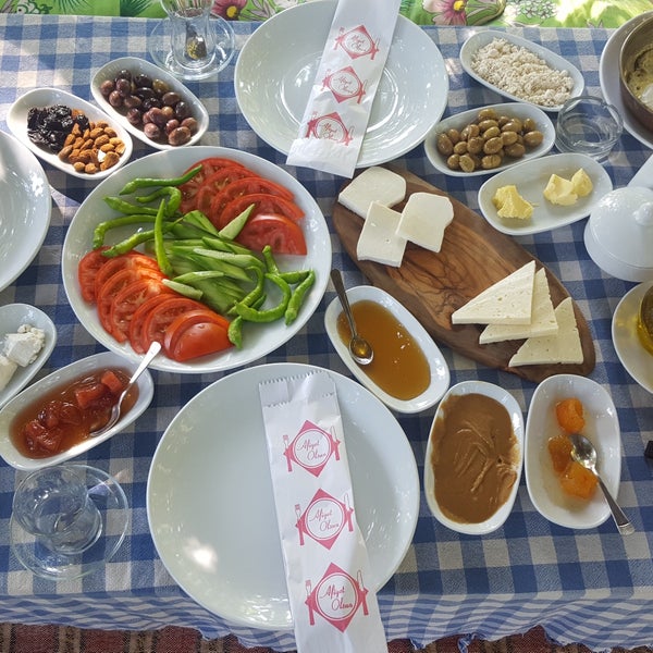 Foto diambil di Derin Bahçe Restaurant oleh Aslı C. pada 8/21/2017