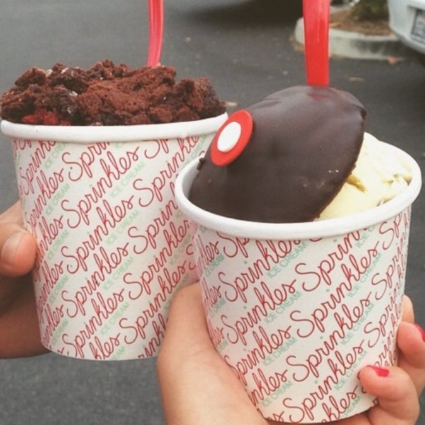 Cupcake with pistachio ice cream and brownie with red velvet ice cream 🍫🎂🍦