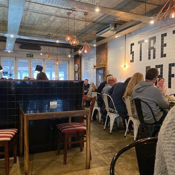 Photo prise au Stretta Cafe par Jenna 🌷 le10/17/2021