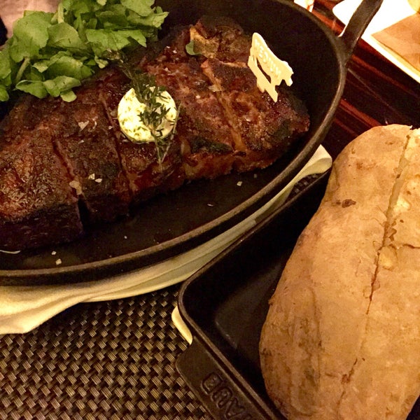 Maravilhosa essa Steakhouse! Carne Dry-aged é incrível, e o Popovers (tipo um Muffin de queijo Gruyere) é fenomenal.