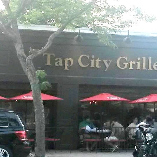 Das Foto wurde bei Tap City Grille von Tap City Grille am 8/5/2015 aufgenommen