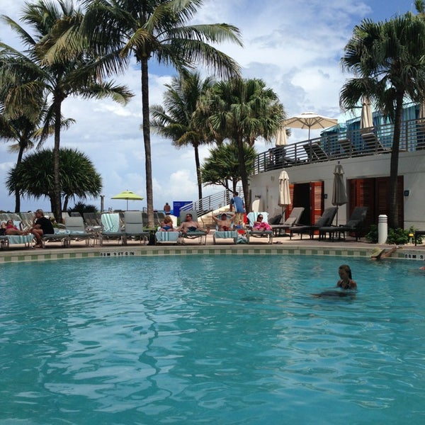 6/25/2013에 Chris G.님이 Pool at the Diplomat Beach Resort Hollywood, Curio Collection by Hilton에서 찍은 사진