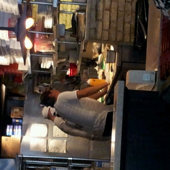 9/22/2012にMara W.がNick&#39;s New Haven Style Pizzeria and Barで撮った写真