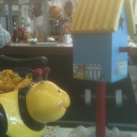Foto tirada no(a) The Worker Bee Café por Cathryn O. em 9/14/2012