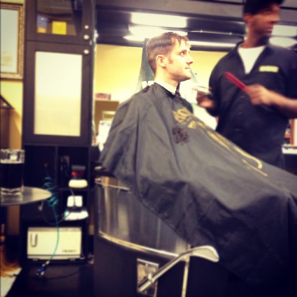 10/28/2012にTrishがBolt Barbersで撮った写真