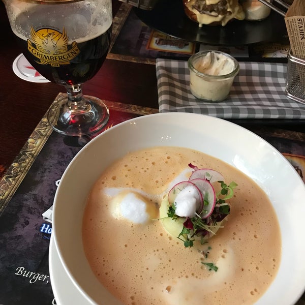 Cosy pub on a rainy day, excellent location and friendly service! Lots of beers to choose from and amazing lobster bisque.