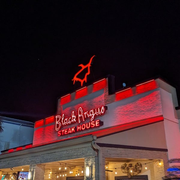 Foto tirada no(a) Black Angus Steakhouse por Alex J. em 2/15/2023