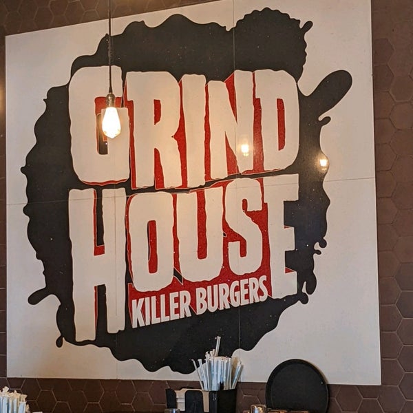 Foto tirada no(a) Grindhouse Killer Burger por Alex J. em 3/22/2022
