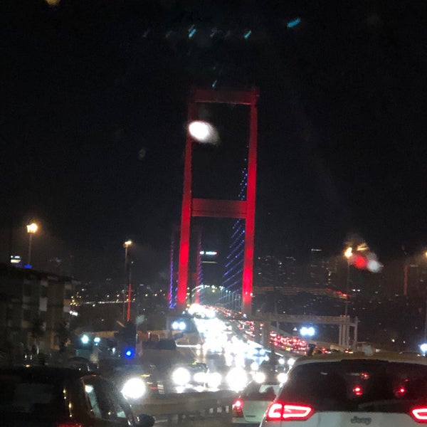 Foto tirada no(a) Boğaziçi Köprüsü por Dikmen D. em 12/19/2021
