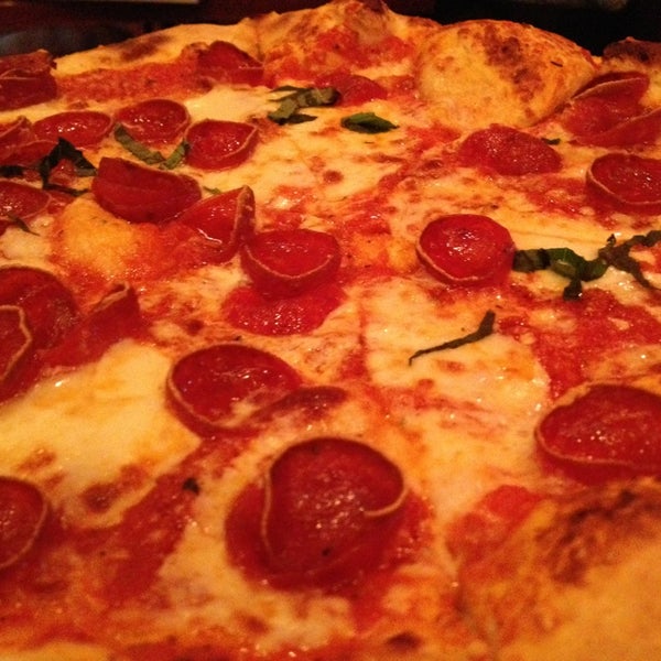 10/12/2013 tarihinde Adeline J.ziyaretçi tarafından Coalhouse Pizza'de çekilen fotoğraf