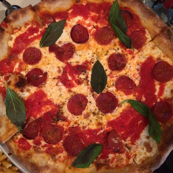 6/6/2015 tarihinde Adeline J.ziyaretçi tarafından Antika Restaurant &amp; Pizzeria'de çekilen fotoğraf