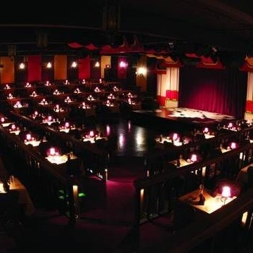Das Foto wurde bei Alhambra Theatre &amp; Dining von Alhambra Theatre &amp; Dining am 3/8/2021 aufgenommen