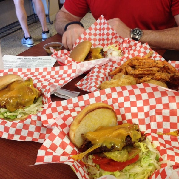 7/15/2014 tarihinde Parker J.ziyaretçi tarafından Chop House Burgers'de çekilen fotoğraf