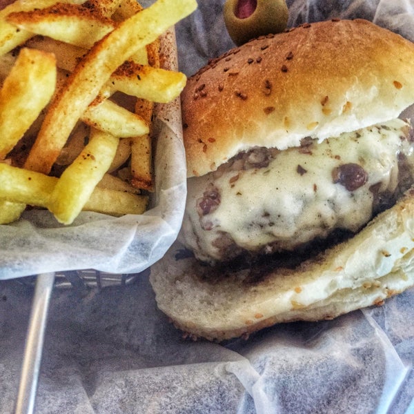 Foto tirada no(a) Karnivora Steak &amp; Burger House por Asli D. em 9/23/2015