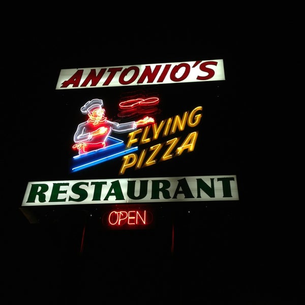 Снимок сделан в Antonio’s Flying Pizza and Italian Restaurant пользователем Charlotte B. 4/3/2013