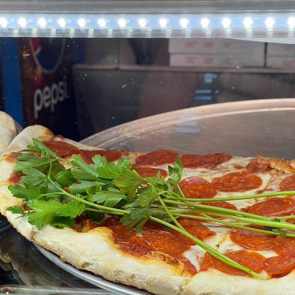 6/9/2021 tarihinde Mike M.ziyaretçi tarafından Famous Ben&#39;s Pizza of SoHo'de çekilen fotoğraf