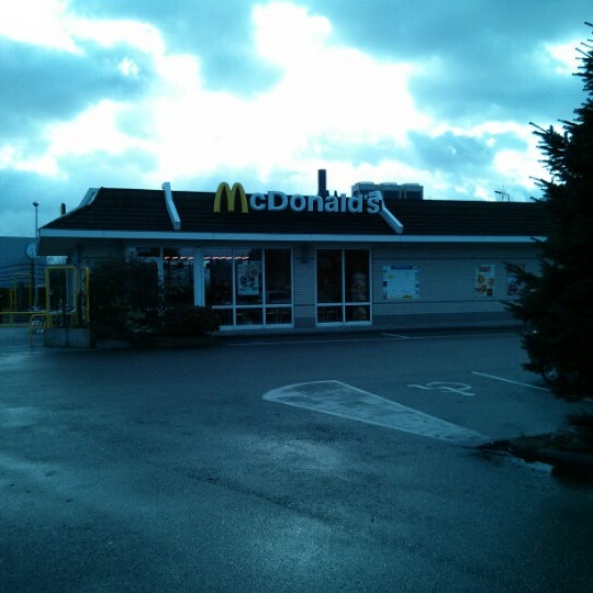 รูปภาพถ่ายที่ McDonald&#39;s โดย Erik S. เมื่อ 1/31/2013