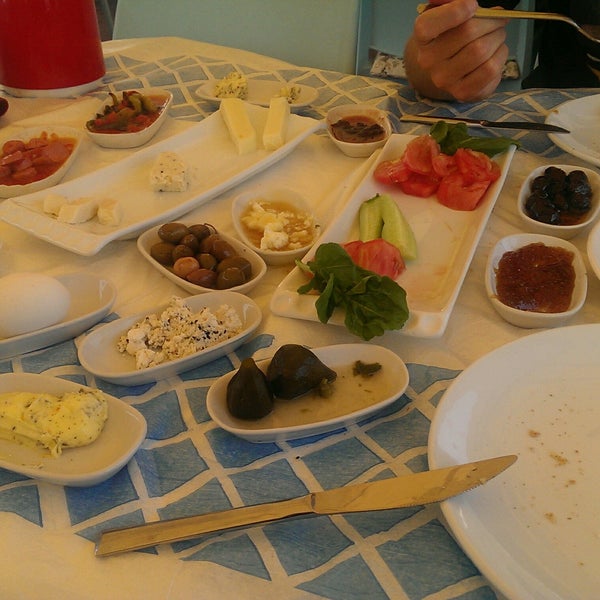 Das Foto wurde bei Rıhtım Restaurant von Biddd am 8/28/2016 aufgenommen