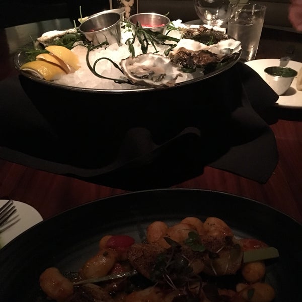 Foto tirada no(a) STK Steakhouse por Gary E. em 12/15/2016