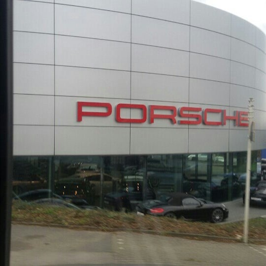 Foto tirada no(a) Porsche Zentrum Wuppertal por Gökhan A. em 11/12/2015