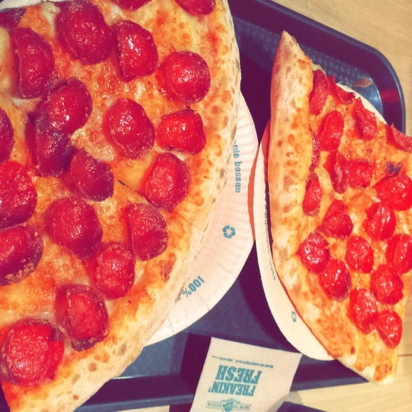 Foto tirada no(a) New York Pizza por Lisa V. em 9/16/2015