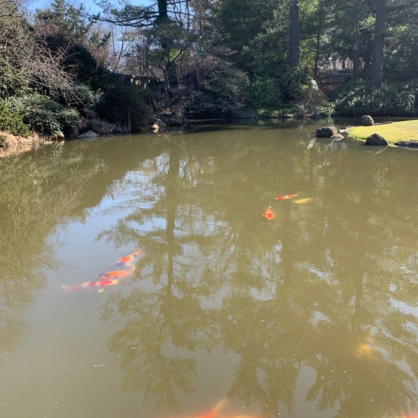 Foto diambil di Shofuso Japanese House and Garden oleh Armie P. pada 3/20/2021