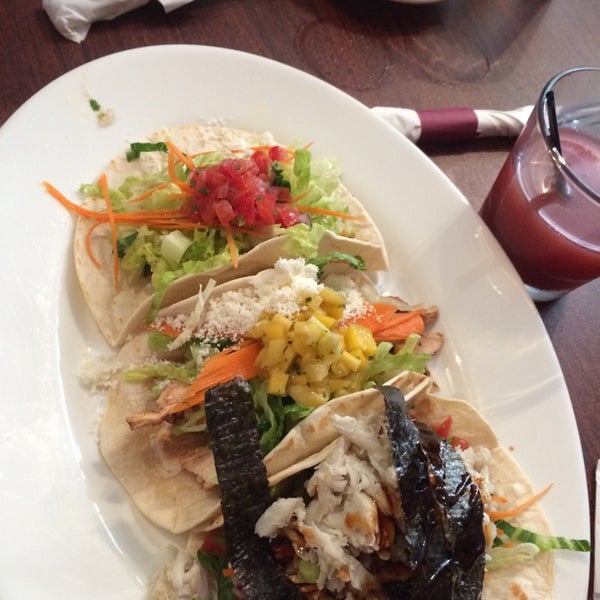 Photo prise au Corlette NY Restaurant &amp; Lounge Caribbean Tacqueria par Ecia A. le8/5/2014