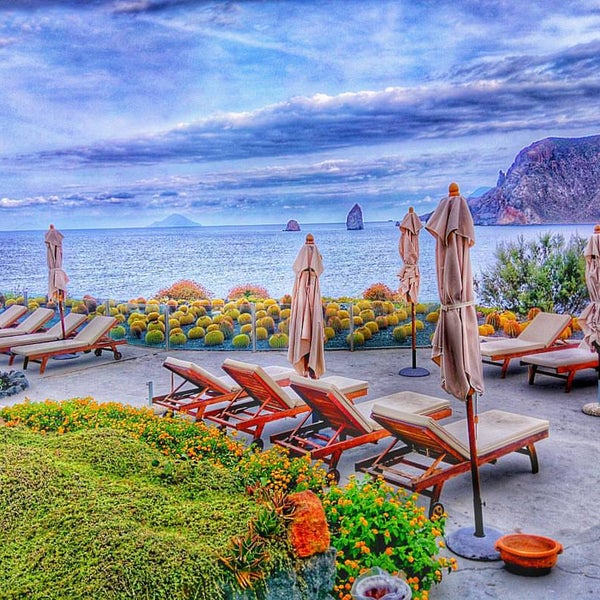 Foto diambil di Therasia Resort Sea &amp; Spa oleh Valerio D. pada 9/8/2015