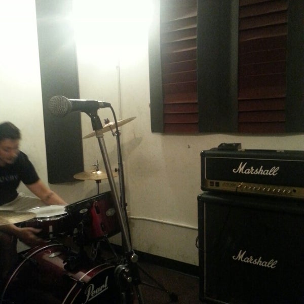 Foto tirada no(a) The Sweatshop Rehearsal &amp; Recording Studios por Ada O. em 6/21/2013