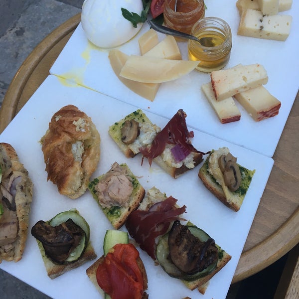 Amazing aperitivo and service. We had an antipasti platter with different cheeses and bruschettina. The burrata was simply incredible! Great local wine selection, too.