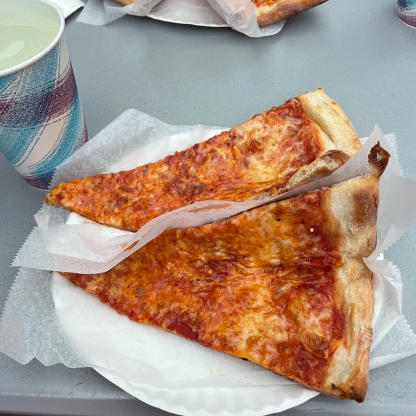 Снимок сделан в Luigi&#39;s Pizza пользователем Whitney K. 9/8/2022