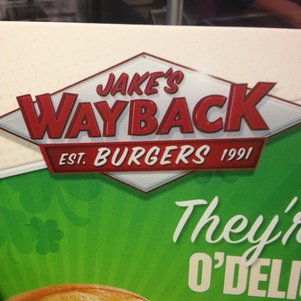 Foto diambil di Jake&#39;s Wayback Burgers oleh AARON R. pada 3/8/2013