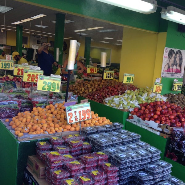 Foto diambil di United Brothers Fruit Markets oleh Theresa P. pada 8/2/2015