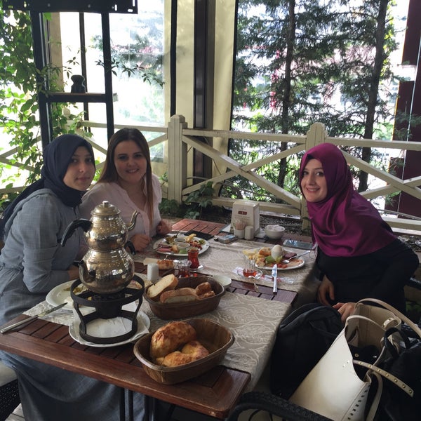 Das Foto wurde bei Nezih Bahçe von Zeynep K. am 10/4/2015 aufgenommen