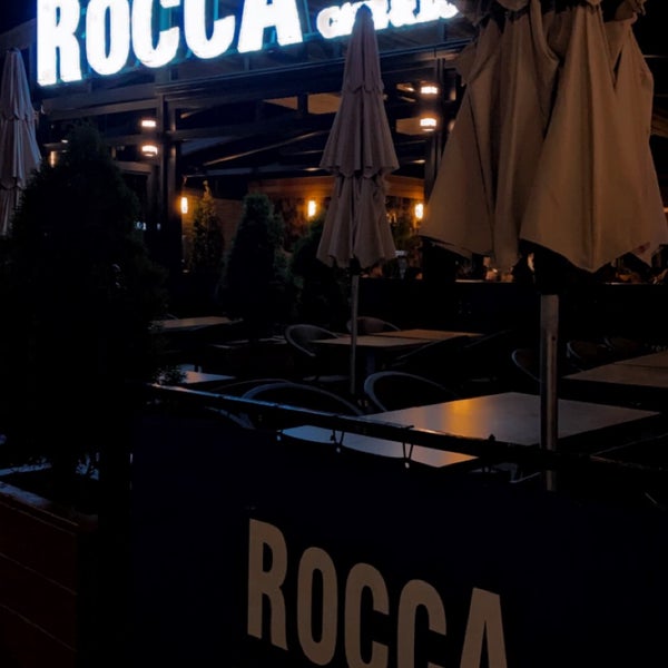 Photo prise au Rocca Cafe &amp; Lounge par Husain le8/24/2021
