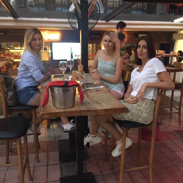 Das Foto wurde bei Beeves Burger&amp;Steakhouse von İlknur Y. am 9/16/2017 aufgenommen
