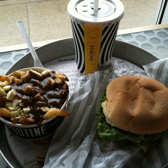 รูปภาพถ่ายที่ South St. Burger โดย Chris M. เมื่อ 10/30/2012